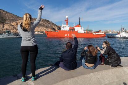 Familiares de los marineros del Hespérides se despiden de sus familiares en Cartagena, el 30 de diciembre, antes de parar en Canarias.