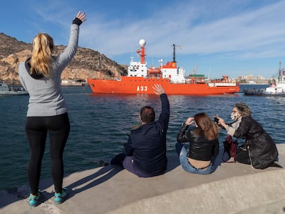 Familiares de los marineros del Hespérides se despiden de sus familiares en Cartagena, el 30 de diciembre, antes de parar en Canarias.