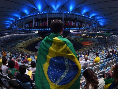 Torcedor no Maracan&atilde;, antes da abertura dos Jogos.