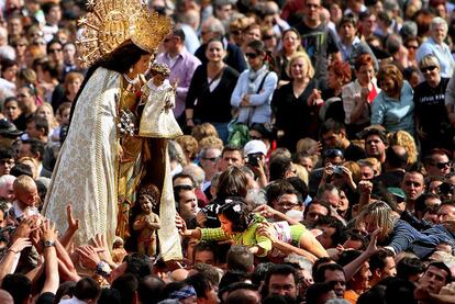 Miles de valencianos acompañaron ayer a la Virgen de los Desamparados en el día de su festividad