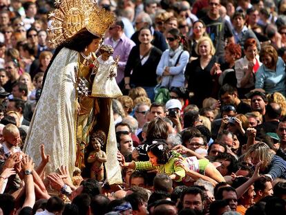 Miles de valencianos acompañaron ayer a la Virgen de los Desamparados en el día de su festividad