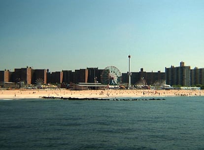 En verano, las familias llenan la playa. Hacinados sobre la arena o en el agua, mujeres y niños se remojan en ropa interior, o directamente vestidos. El parque sobrevive gracias a ellos. 'The poor man's paradise' (El paraíso de los pobres, en español), uno de los motes que recibe el parque, permite pasar un buen día a cualquiera que vaya con unos dólares.