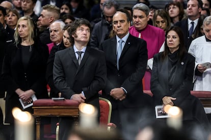 El presidente Javier Milei acompañado Karina Elizabeth Milei, Guillermo Francos y la ministra de capital humano Sandra Pettovello, durante un viaje al Vaticano en febrero de 2024. 