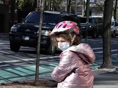 Una niña con mascarilla y casco, el lunes, en Nueva York.