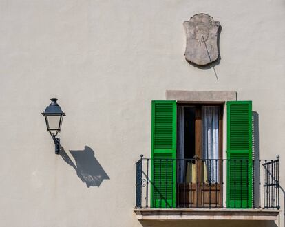 Reloj de disco solar en forma de blasón, en el municipio mallorquín de Banyalbufar.