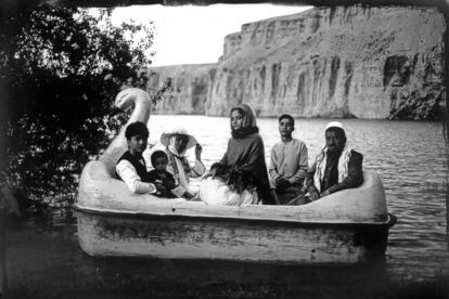 La familia Moradi navega en un bote en el lago Band-i-Mir, una de las principales atracciones turísticas en la región del valle de Bamiyan, en el centro del país, el pasado 17 de junio. Es la región en la que se encontraban los Budas Gigantes que los talibanes dinamitaron en marzo de 2001 al considerar que la conservación de estatuas era equiparable a la adoración de ídolos, prohibida en el islam. También en este tiempo prohibieron la fotografía de humanos y animales con el argumento de que era contraria a la fe islámica.