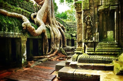 Los templos de Angkor, en Camboya, encabezan la lista de los 500 destinos más bonitos del mundo que Lonely Planet ha juntado en un libro muy inspirador: 'Los 500 mejores lugares para viajar' (29,50 euros). Se necesitan al menos tres días para recorrer Angkor. Y aun así, solo se puede abarcar una pequeña porción de este gigantesco complejo (250 kilómetros cuadrados) cercano a Siem Riep (Camboya), que fue capital del imperio jemer entre los siglos IX al XV. Dos monumentos destacan entre los más de 900 que hay en el recinto: el Bayon y el Angkor Vat, templos piramidales rematados por grandes torres y risueños rostros de Buda.