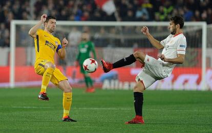 Gabi y Franco Vazquez pugnan por el balón.