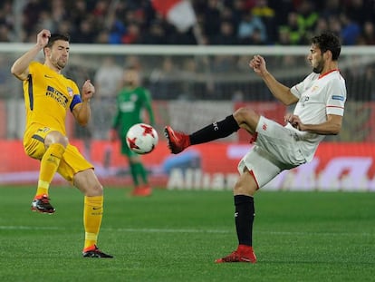 Gabi y Franco Vazquez pugnan por el bal&oacute;n.