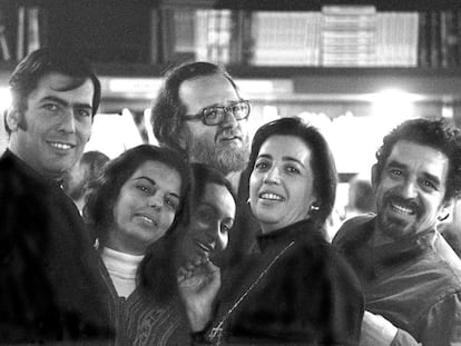 Los escritores latinoamericanos Mario Vargas Llosa, José Donoso y Gabriel García Márquez junto a sus esposas.