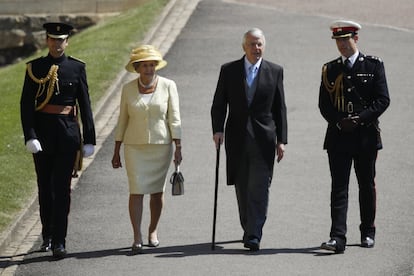 O primeiro-ministro britânico John Major (segundo à direita) acompanhado de sua esposa Norma chegam ao castelo de Windsor.