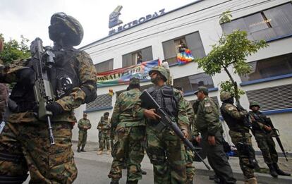 Polic&iacute;as bolivianos montan guardia en las oficinas de Electropaz, en La Paz.