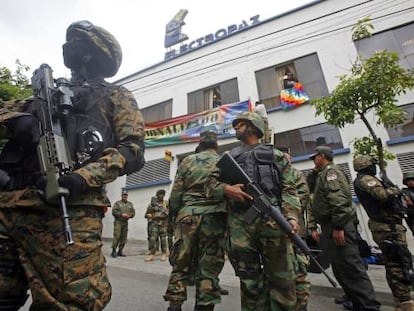 Polic&iacute;as bolivianos montan guardia en las oficinas de Electropaz, en La Paz.