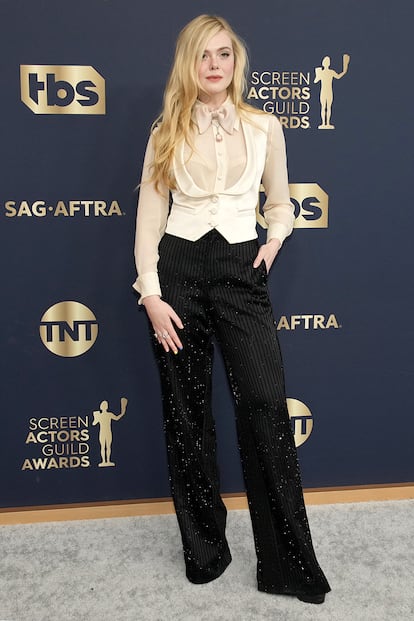 Elle Fanning arriesg con un conjunto de inspiracin masculina firmado por Gucci.