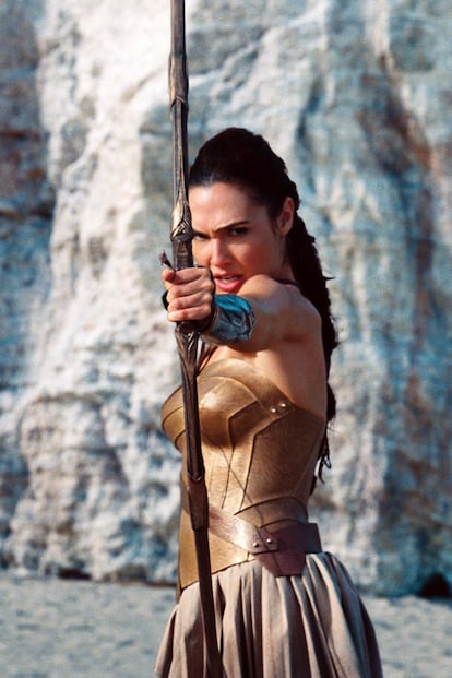 El gesto de la arquera Blanca Paloma y el atuendo han sido recurrentes en las historias audiovisuales de fantasía: 'Xena, princesa guerrera' e icono LGTBI, era más de espada que de arco, y el personaje de Gal Gadot en las películas de 'Wonder Woman' (en la imagen, en el filme de 2017) también bebía de las fuentes de la mitología clásica. Su Mujer Maravilla es un personaje nacido de los cómics de DC, Diana de Temiscira, una princesa descendiente de las guerreras amazonas. En el vestuario de la película no falta la referencia al corsé-armadura. Y tampoco el arco, que 'Wonder Woman' dispara con precisión.