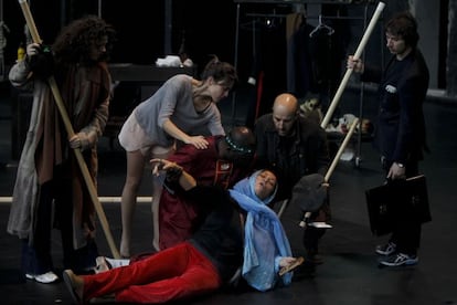 Eulalia Ramón, en el suelo, en una de las escenas de la obra.