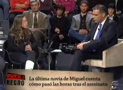 Imagen del programa <i>Rojo y negro, </i><b>con la última novia de Miguel Carcaño en el plató.</b>