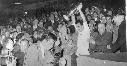 Miguel Muñoz, capitán del Real Madrid, levanta la Copa de Europa tras la final de 1956 ante el Stade de Reims.