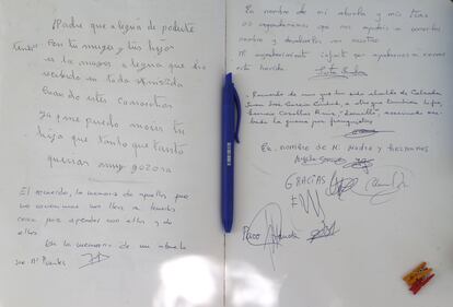 En el libro de visitas que el equipo de antropólogos y forenses ha colocado a la entrada de la exhumación hay numerosas dedicatorias y mensajes de agradecimiento por la apertura de la fosa. 