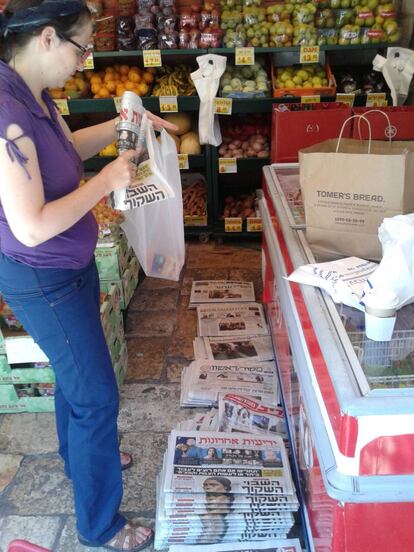 En la capital israelí es habitual encontrar la prensa en los supermercados.