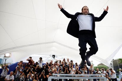 El actor Vincent Macaigne, protagonista de la película francesa 'Chronique d'une liaison passagère' ("diario de un asunto fugaz"), posa para la prensa este domingo en Cannes. 