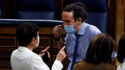 El vicepresidente segundo del Gobierno, Pablo Iglesias conversa con la portavoz en el Congreso de EH Bildu, Mertxe Aizpurua, en el Hemiciclo.