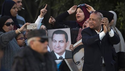 Apoiadores de Mubarak comemoram a absolvição do ex-ditador.