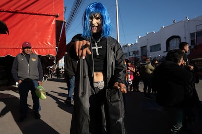 El Muertho de Tijuana camina en el centro de la ciudad fronteriza, el 15 de febrero.