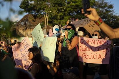 Las mujeres que gritaban este lunes en Tulum aseguran que bajo la fructífera imagen que vende México del paraíso se esconde la misma cara cruel que no da tregua a la mitad de la población en el país: 10 asesinadas al día.