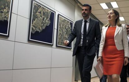 El consejero de Territorio, Santi Vila, y la ministra de Fomento, Ana Pastor