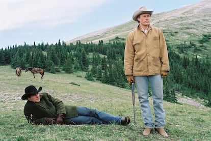 La película 'Brokeback Mountain' (2005), inspirada en el relato de Annie Proulx, regresaba a la homosexualidad de los 'cowboys' décadas después de que lo hiciera Savage. 