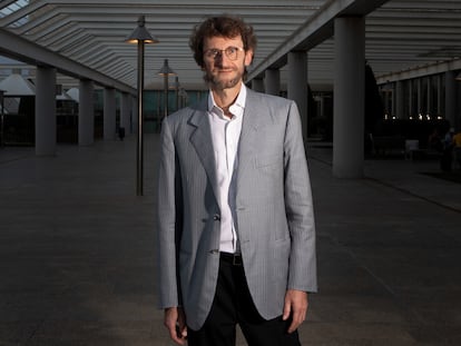 El profesor Franco Sassi, experto en obesidad infantil, en el aeropuerto de Palma de Mallorca, el jueves 17.