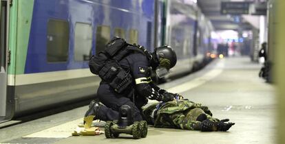 Un miembro de un cuerpo especial antiterrorista trabaja en un simulacro de bomba, en la estaci&oacute;n de Montparnasse.