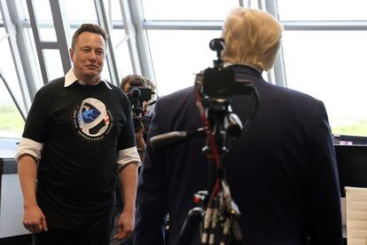 El entonces presidente de EE UU, Donald Trump, y Elon Musk, en Cabo Cañaveral (Florida), tras el lanzamiento de un cohete SpaceX Falcon 9 a la Estación Espacial Internacional, en mayo de 2020.