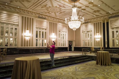 En la imagen, un hombre hace una foto en el interior de la sala Vanderbilt Room, en el Waldorf Astoria de Nueva York.