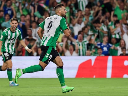 El delantero del Betis, Borja Iglesias, celebra su gol al Osasuna, el viernes.