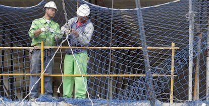 En la imagen, varios trabajadores de la construcción