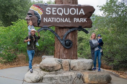 Adrián Rodríguez y Gosia Bendrat, con sus hijos Daniela y Óliver, en el parque nacional de las Secuoyas (California).