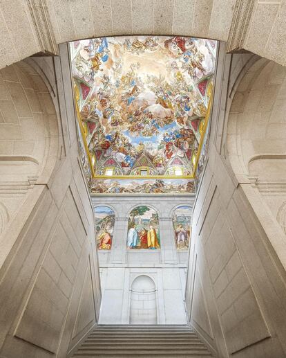La escalera principal del monasterio del El Escorial fue diseñada por Giovanni Battista Castello y modificada por Juan de Herrera. Los frescos, que representan la batalla de San Quintín, son de Pellegrino Tibaldi, Luca Giordano y Luca Cambiaso. |