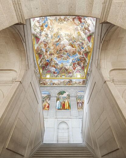 La escalera principal del monasterio del El Escorial fue diseñada por Giovanni Battista Castello y modificada por Juan de Herrera. Los frescos, que representan la batalla de San Quintín, son de Pellegrino Tibaldi, Luca Giordano y Luca Cambiaso. | 