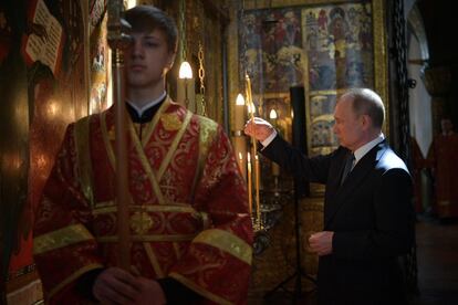 Vladimir Putin atiende una misa tras su ceremonia en el Kremlin.  