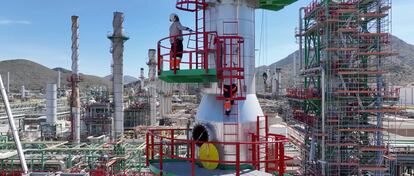 Imagen tomada por un dron de la planta de producción de combustible renovable de Repsol en Cartagena (Región de Murcia).