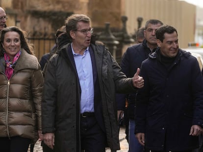 Alberto Núñez Feijóo, entre Cuca Gamarra y Juanma Moreno, este domingo en Córdoba.