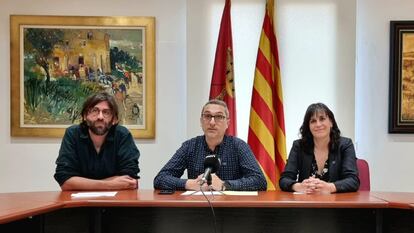 Los representantes del Consell per la República Guillem Fuster y Aurora Madaula y el alcalde de Torres de Segre (Lleida), Joan Carles Miró (centro), al firmar el convenio de colaboración.

El Consell per la República ha firmado este viernes un convenio de colaboración con el Ayuntamiento de Torres de Segre (Lleida), el primero con un ayuntamiento, ha asegurado en un comunicado.

CATALUÑA ESPAÑA EUROPA BARCELONA POLÍTICA
CXREP