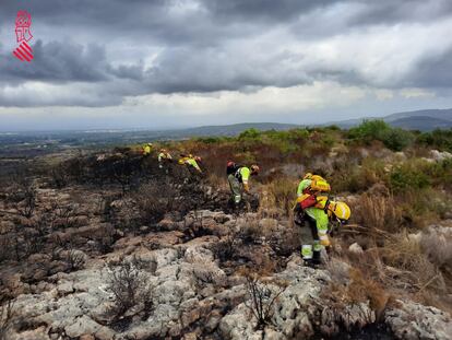 Bomberos forestales aseguran el perímetro del incendio de Rafelguaraf, en una imagen del 112.