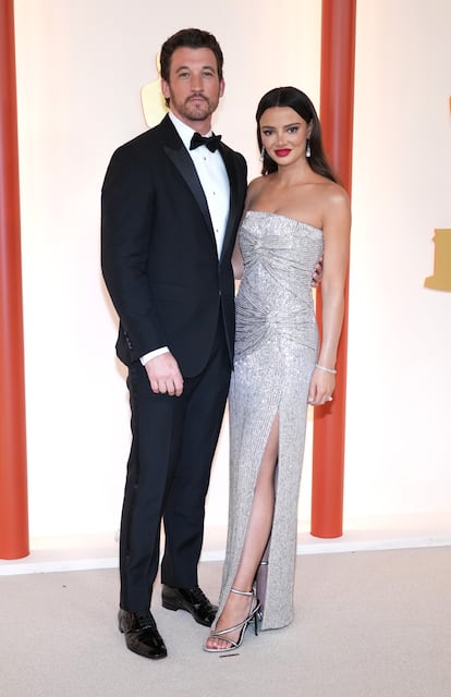 Miles Teller, actor de Top Gun: Maverick, con su esposa, Keleigh Sperry Teller. Ambos van vestidos de Celine.