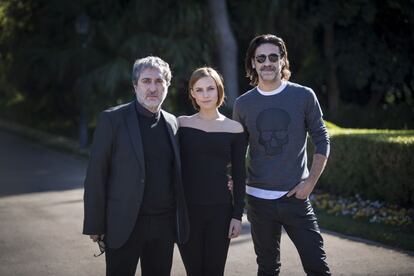 Javier Olivares junto con los actores Aura Garrido y Nacho Fresneda, premios a la mejor serie española por El ministerio del tiempo.