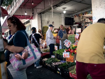 Comensales compran productos de la canasta básica en un mercado de Ciudad de México, en marzo de 2025.