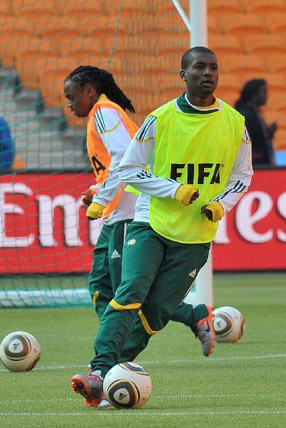 Mphela lleva el balón en el entrenamiento de ayer de Sudáfrica.