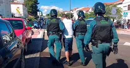 Uno de los detenidos durante la operación contra la banda del BMV.